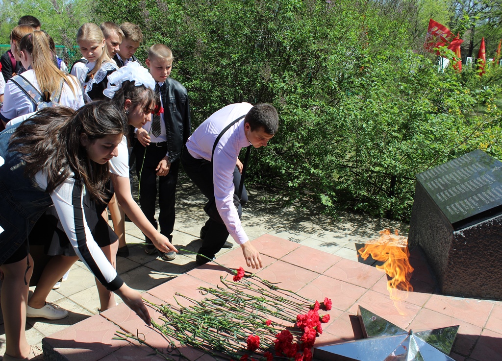 Возложение цветов к памятнику Слава героям.JPG